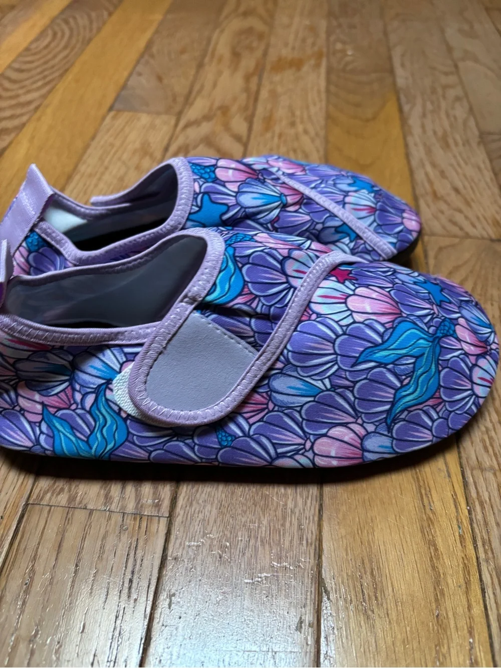 NEW Kids 4.5-5 Water Shoes Purple Pink Blue Shell Print Aqua Socks